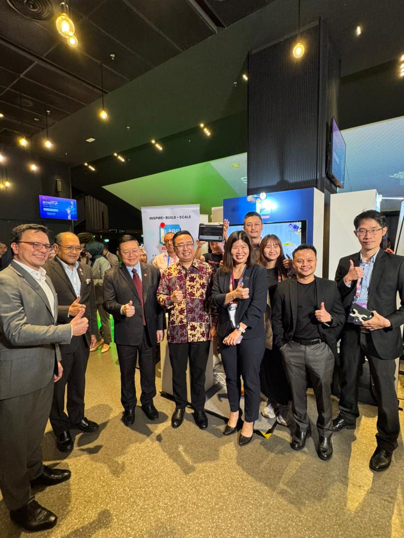 VIP visit at the booth during the summit